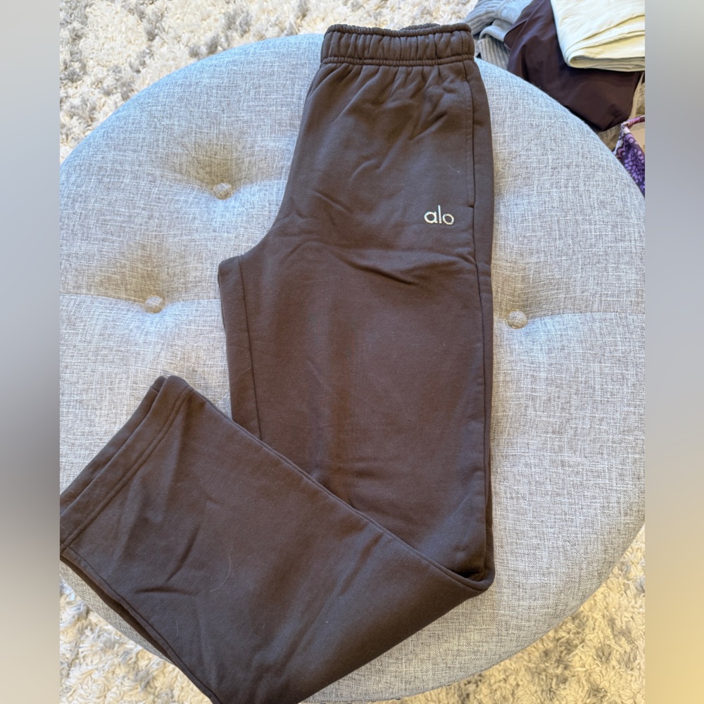 Alo yoga accolade straight leg sweatpants.  Women’s size small.  Color espresso.